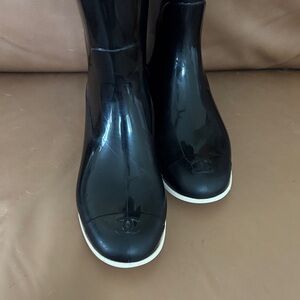 💥🌺🌸CHANEL🌸🌺💥🔥Glossy Black Boots with White Trim